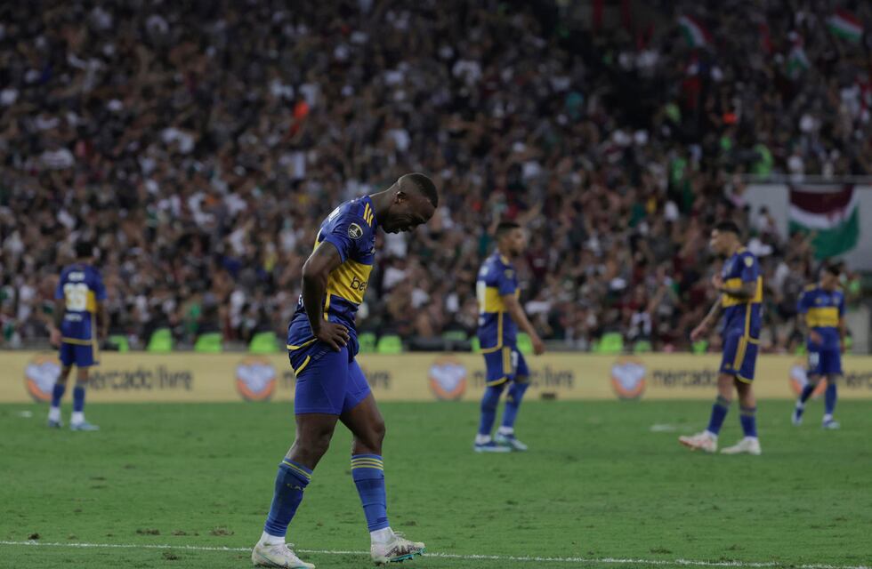 El plantel de Boca volvió al país, luego de perder la final de la Copa Libertadores y fue recibido por una multitud