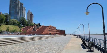 La ciudad amaneció con el cielo casi despejado por completo.