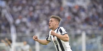 Lo festejó con todo. Federico Girotti le dio el 1-0 a Talleres y "explotó" en su festejo.