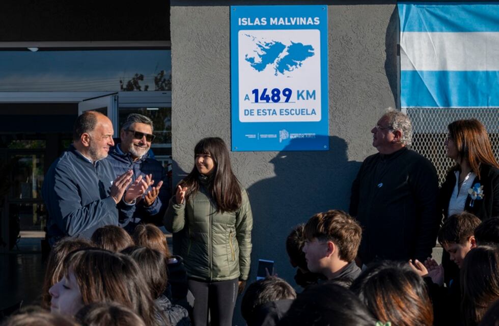 Tres Arroyos: Acto oficial en la Escuela Secundaria N° 9 en conmemoración de Malvinas