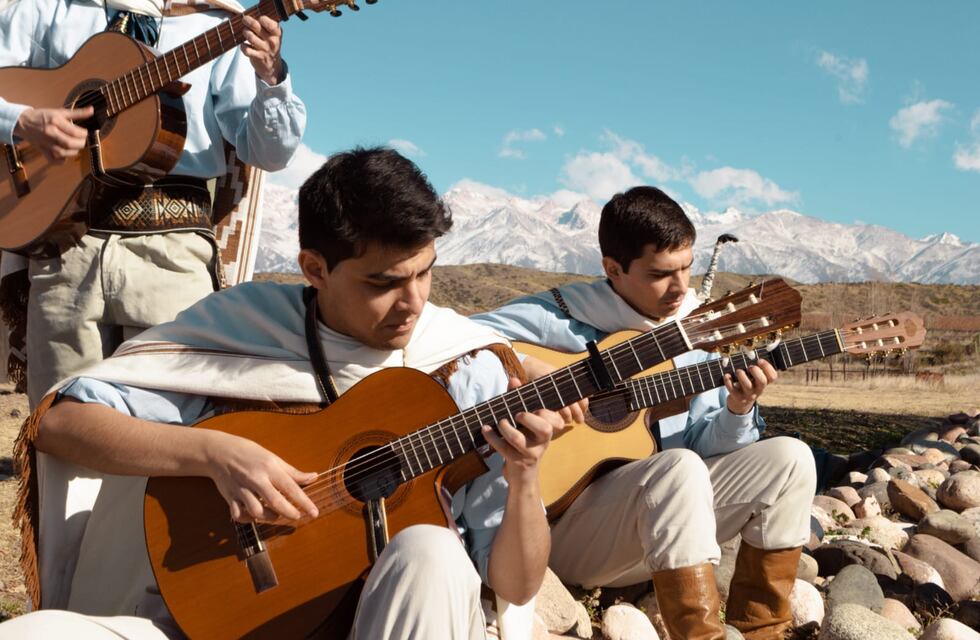Es músico y estudiante de la UNCuyo pero le robaron su guitarra con la que estudia y trabaja