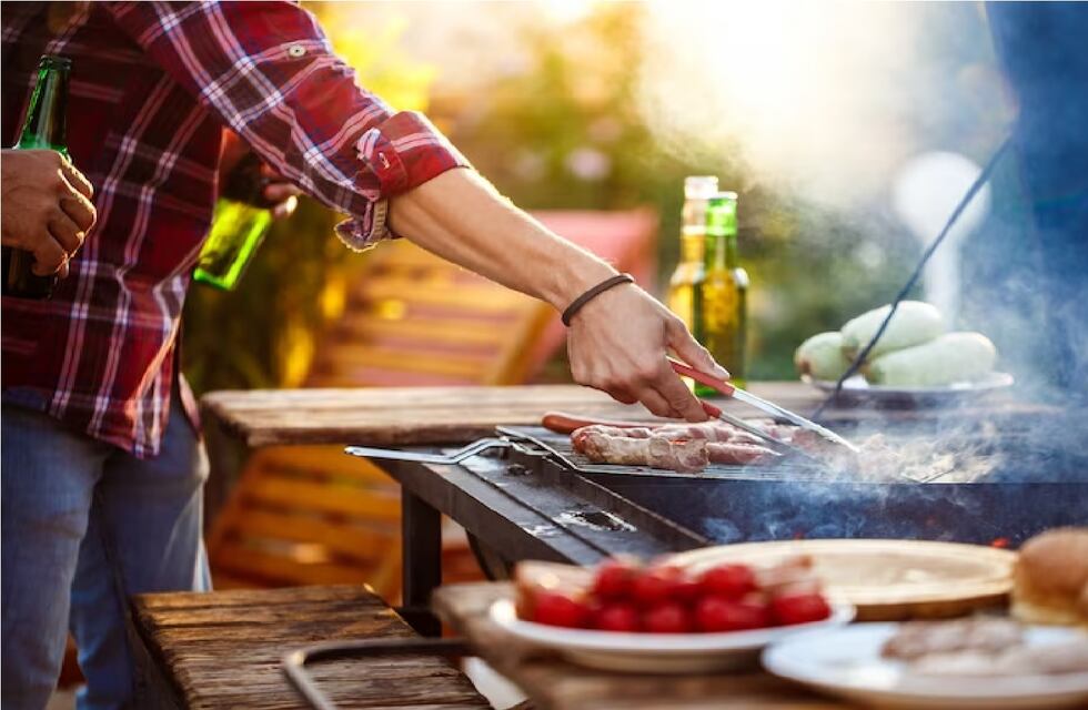 Se reveló el misterio: qué es mejor para el asado ¿carbón o leña?