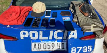 El joven que intentó escapar por los techos quedó detenido. Había robado siete teléfonos celulares (Policía de Córdoba)