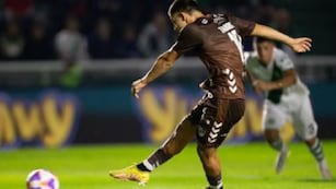 Vicente Taborda convirtió el primero para el Calamar (Prensa: Platense).