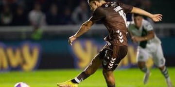 Vicente Taborda convirtió el primero para el Calamar (Prensa: Platense).