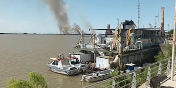 Incendios en las islas frente a la ciudad de Paraná.