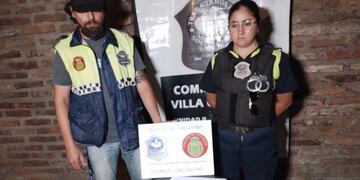 Efectivos de la Comisaría de Villa Carmela frente al botín de narcomenudeo incautado.
