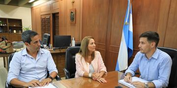 Viotti se reunió con la secretaria de Turismo de la Provincia, Marcela Aeberhard, y el secretario de Infraestructura Productiva de la Provincia, Mauricio Basso.
