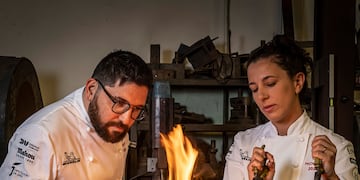 Germán Carrizo y Carito Lourenço con su reconocimiento gastronómico.