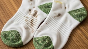 Ni jabón ni lavandina: el truco definitivo para eliminar las manchas de las medias y que queden como nuevas