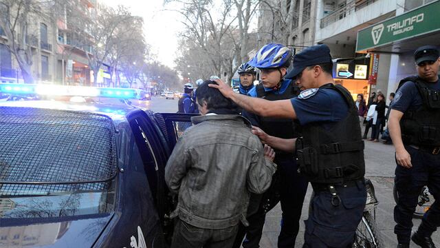 Mendoza 24 de agosto de 2017  POLICIALES
Un hombre fue detenido por haber golpeado a otra persona en la esquina de San Martín y Peatonal en un confuso hecho.
Según la policía dijo ser un docente despedido pero actuaba en fotma extraña como si tuviese algún problema mental.
Foto: Gustavo Roge / Los Andes