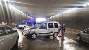Choque múltiple en el túnel de la Mujer Urbana. Uno de los inconvenientes que trajo la lluvia (Policía).
