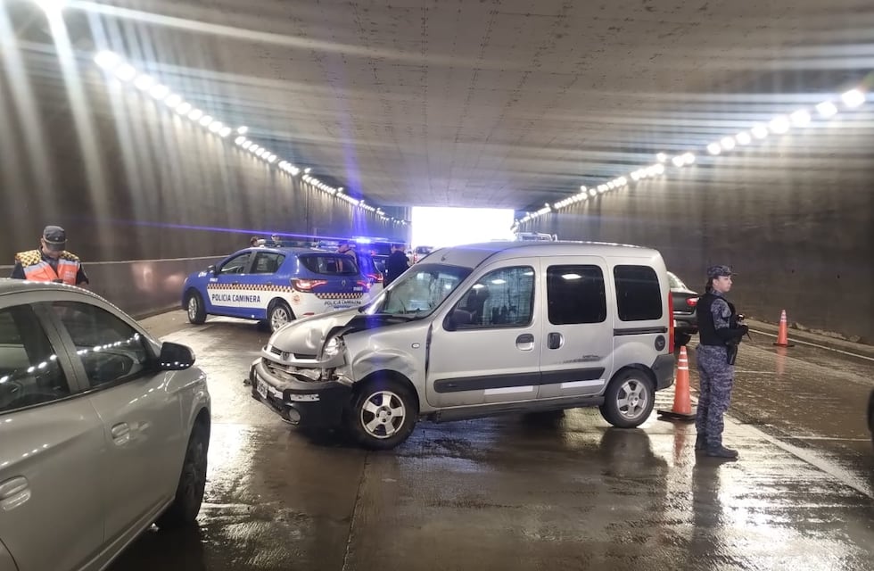 La lluvia en Córdoba provocó despistes y choques por las calles anegadas