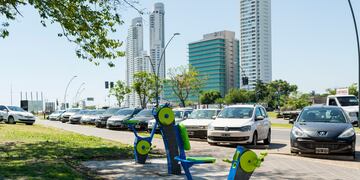 La costanera de Puerto Norte es uno de los principales corredores públicos para actividades recreativas.