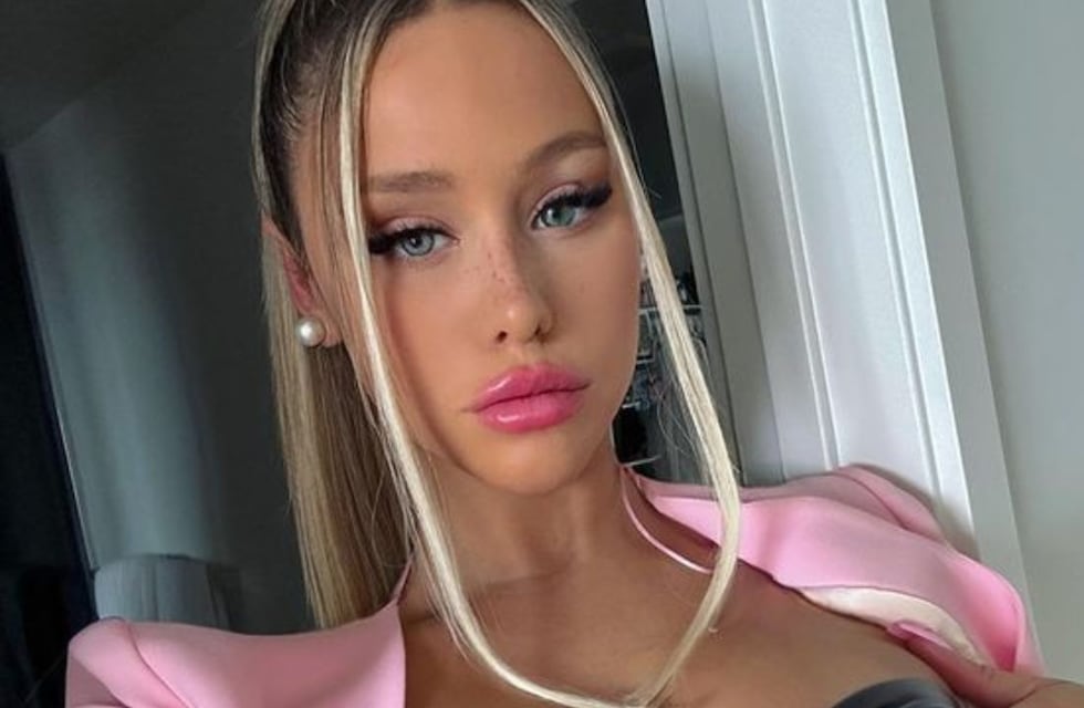 Agustina Añon lució un corset mega ajustado con transparencias y casi muestra de más
