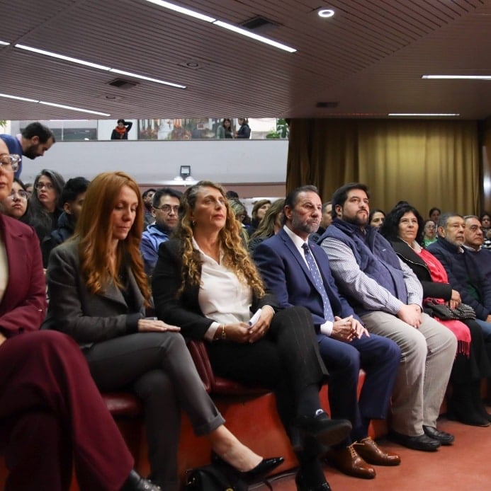 En una sesión educativa, alumnos del Colegio de la Santa Cruz expresaron inquietudes sobre el cuidado ambiental y participaron de una experiencia legislativa.
