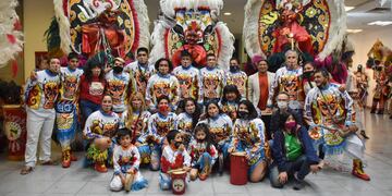 La muestra presenta los trajes, gorros y elementos típicos de la comparsa icónica de la ciudad de Salta.