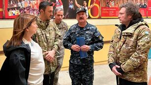 El mandatario nacional aterrizó en suelo bahiense pasadas las 14 horas, acompañado de algunos ministros. Gentileza: El Once