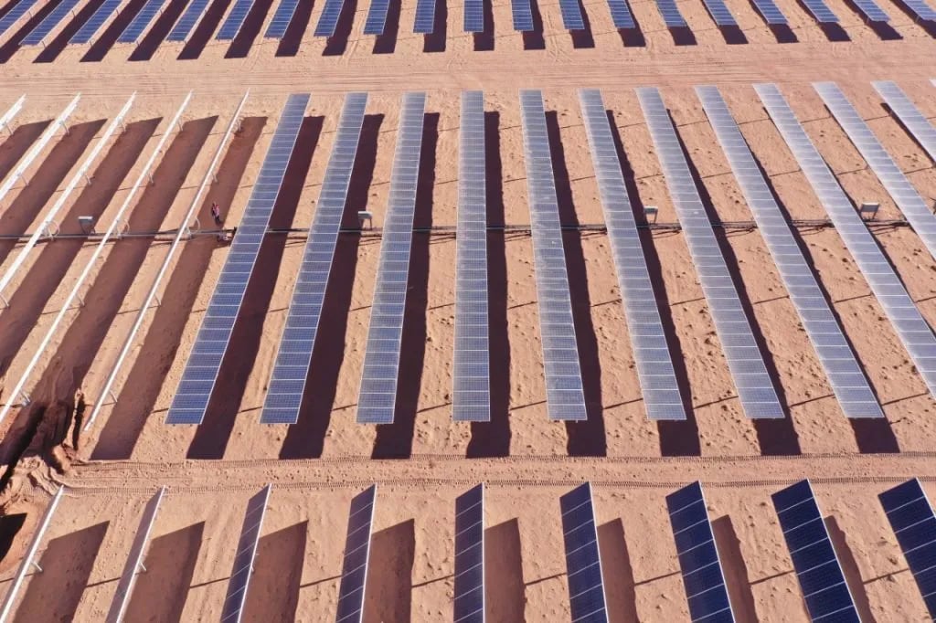 El parque solar Cauchari, de 315 Mw de potencia, consiste en tres proyectos denominados Cauchari I, II y III de 105 Mw cada uno, que fueron adjudicados en la Ronda Renovar 1.0 por el Ministerio de Energía y Recursos Renovables de la Nación a la empresa estatal JEMSE de Jujuy.