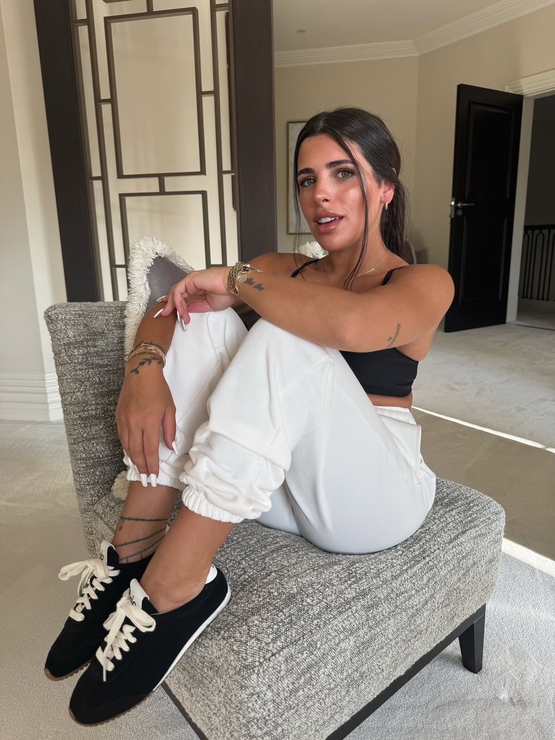 Valentina Cervantes conquistó con el look deportivo black&white más sexy