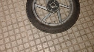 La rueda de la moto robada y recuperada