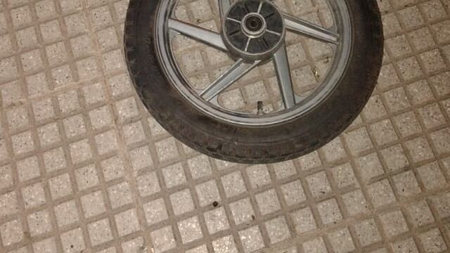 La rueda de la moto robada y recuperada