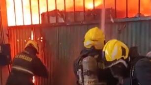 Se prendió fuego un depósito de madera en zona sudoeste.
