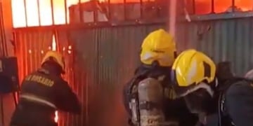 Se prendió fuego un depósito de madera en zona sudoeste.