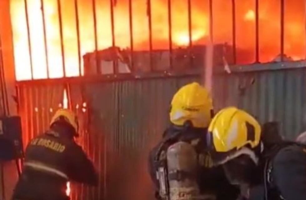 Video: así fue el voraz incendio que arrasó con una carpintería y dejó pérdidas totales