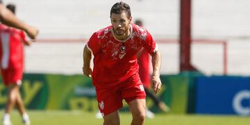 El volante central Joaquín Arzura, de rendimiento parejo en Instituto (Prensa Instituto).