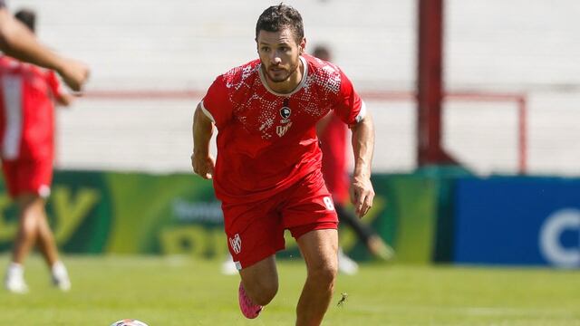 El volante central Joaquín Arzura, de rendimiento parejo en Instituto (Prensa Instituto).