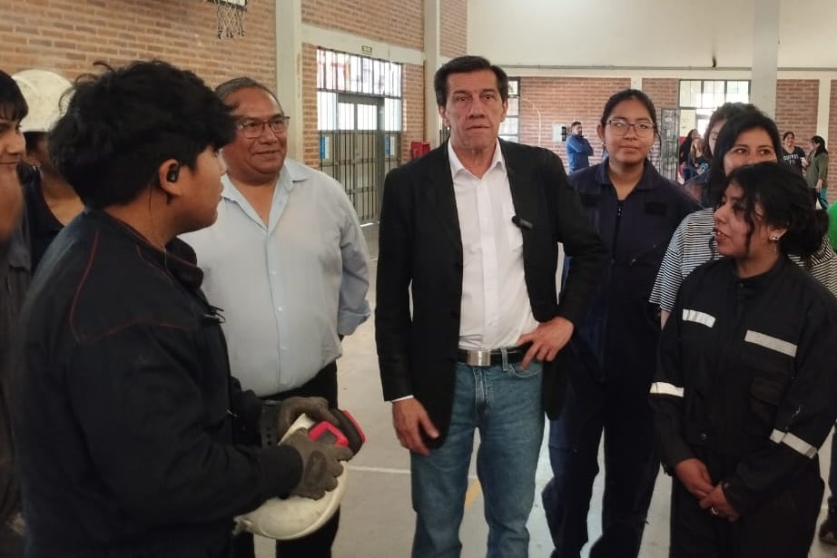 Con asombro observa el gobernador Carlos Sadir el trabajo de los carroceros de la ETP 1, acompañado por el director del establecimiento, Guillermo Amante.
