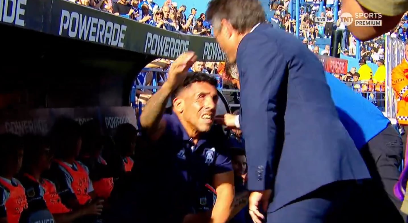 El frío saludo entre Tevez y Guillermo Barros Schelotto, en la previa del Talleres - Vélez. (TNT Sports)
