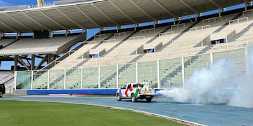 Operativo de fumigación en el Kempes, antes del Talleres-San Pablo por Copa Libertadores.