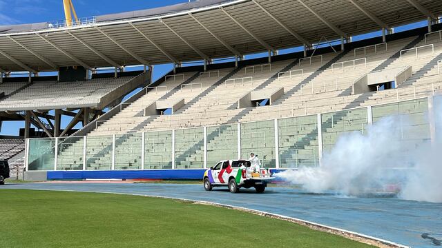 Operativo de fumigación en el Kempes, antes del Talleres-San Pablo por Copa Libertadores.