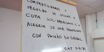 Vestuario en condiciones y un cálido mensaje. Con la firma de Talleres.