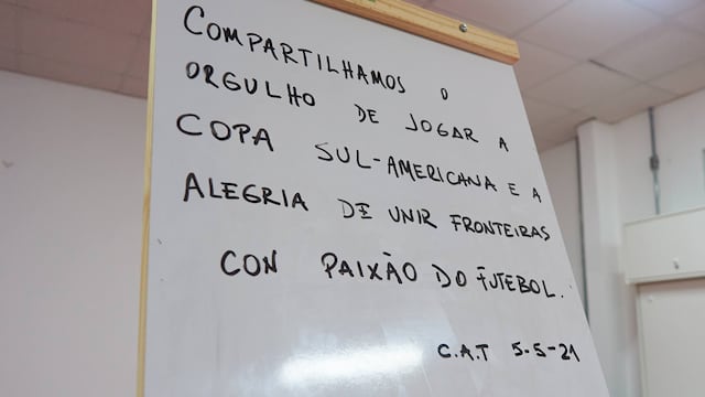 Vestuario en condiciones y un cálido mensaje. Con la firma de Talleres.