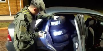 Gendarmería Nacional incauta cubiertas de contrabando y marihuana en operativo vial.
