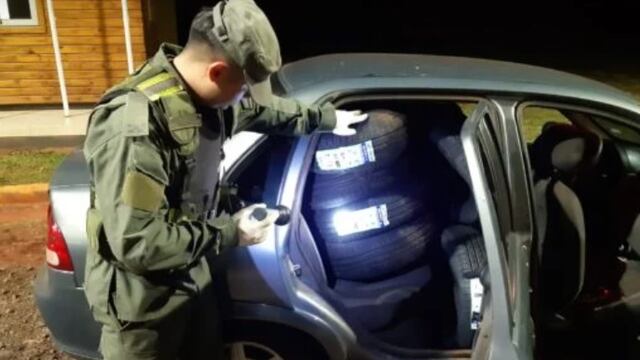 Gendarmería Nacional incauta cubiertas de contrabando y marihuana en operativo vial.