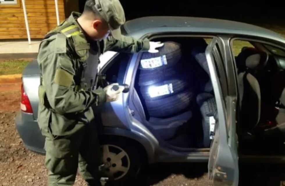 Gendarmería Nacional incauta cubiertas de contrabando y marihuana en operativo vial