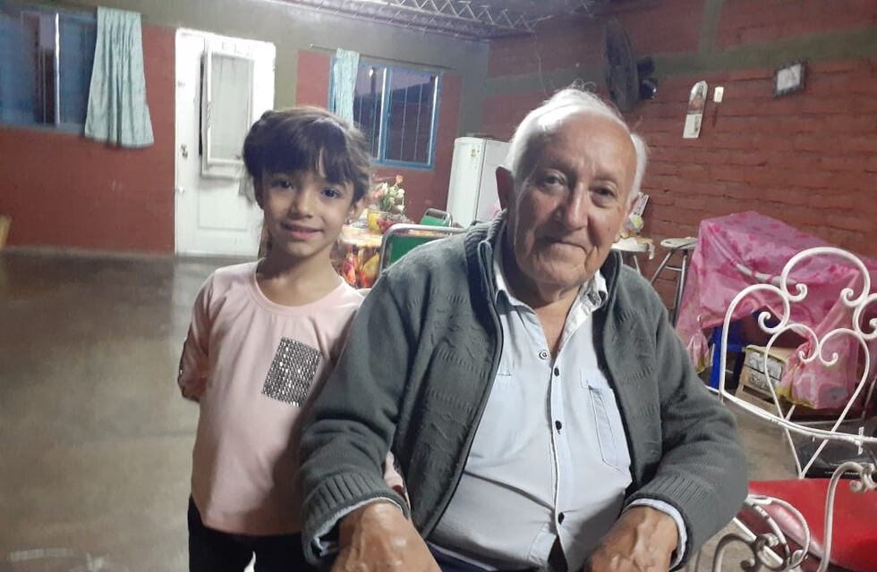 La historia detrás de la foto: quién es el abuelo que enterneció al país