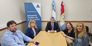 Carlos Vottero junto a representantes de la Regional III de Educación