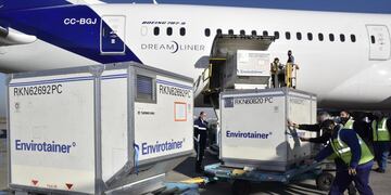 Arriban al país más de 800 mil dosis de vacuna AstraZeneca contra el coronavirus