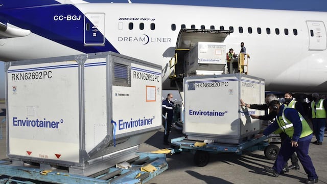 Arriban al país más de 800 mil dosis de vacuna AstraZeneca contra el coronavirus