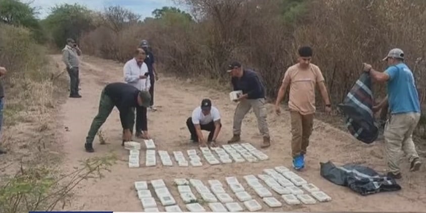 Tras una persecución con disparos, efectivos incautaron más de 120 kilos de marihuana.