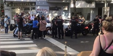 A partir de la denuncia de una de las vecinas de la zona, la Policía pudo dar con los seis sospechosos y detenerlos.