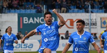 Triunfazo de Estudiantes de Río Cuarto, que venció a San Martín de San Juan y sube en la tabla de la Primera Nacional (Tomy Fragueiro / La Voz)