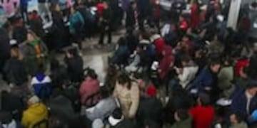 El programa provincial ya llegó a miles de familias y reemplaza el viejo sistema de módulos por una tarjeta con crédito mensual.