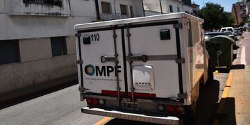 Hallazgo en Córdoba. La camioneta de la Policía Judicial, que trabaja en calle Catamarca. (La Voz/Pedro Castillo)