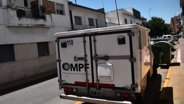 Hallazgo en Córdoba. La camioneta de la Policía Judicial, que trabaja en calle Catamarca. (La Voz/Pedro Castillo)